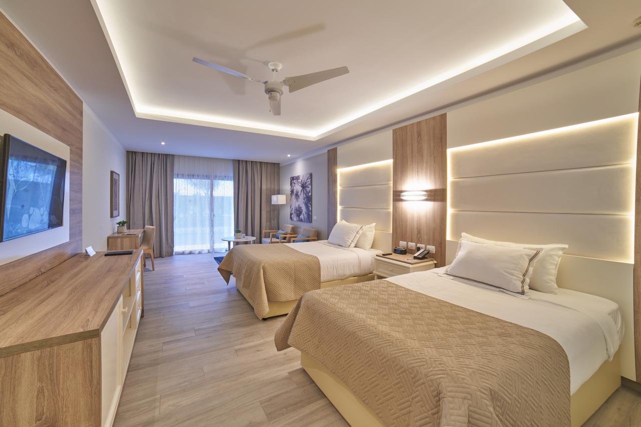 Suite Junior Deluxe con acceso directo a la piscina (2 adultos)